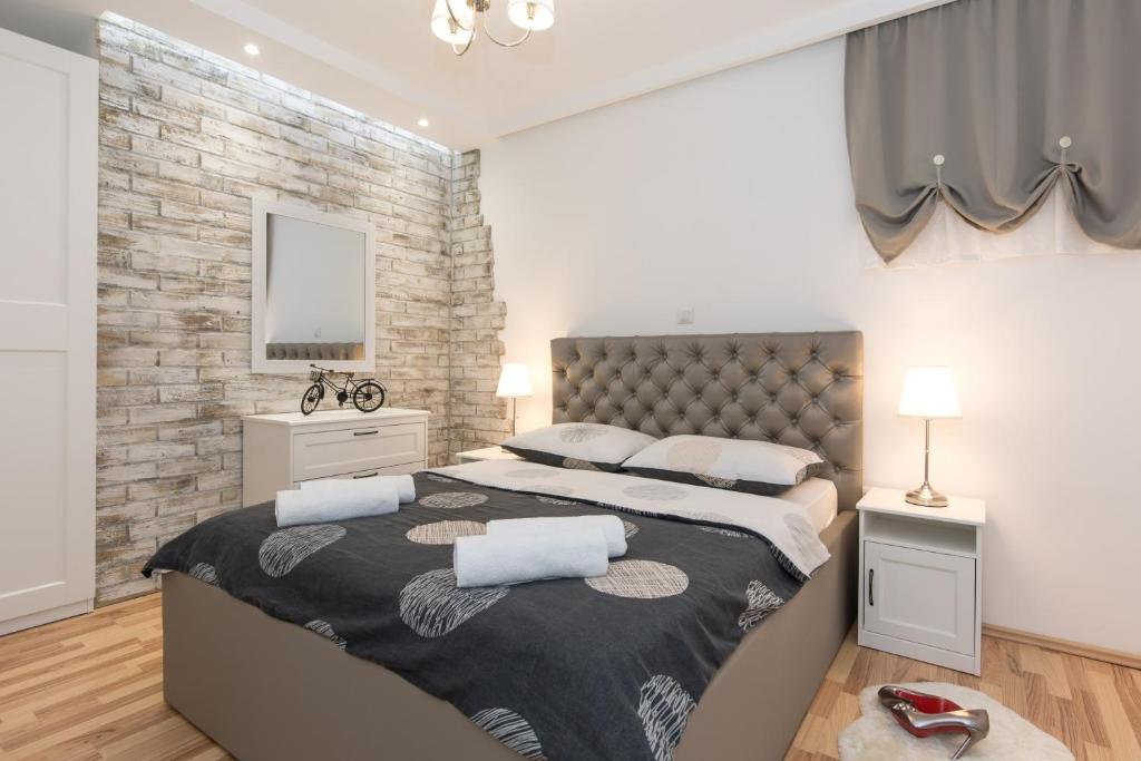 里耶卡Pipo的一间卧室设有两张床和砖墙