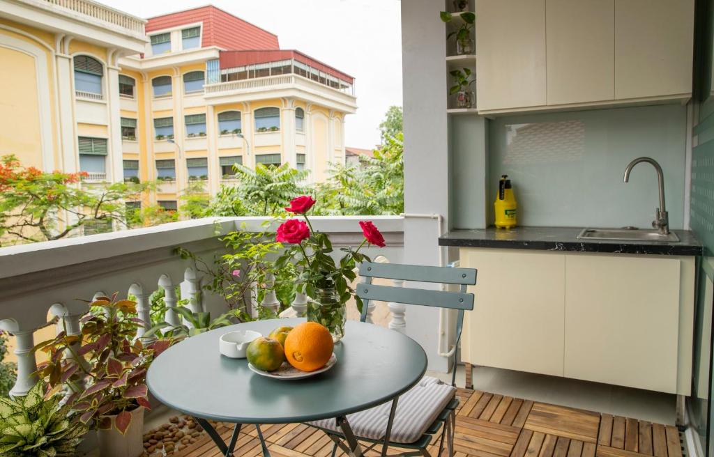 河内Picturesque Hanoi Homestay的阳台上的桌子上放着水果