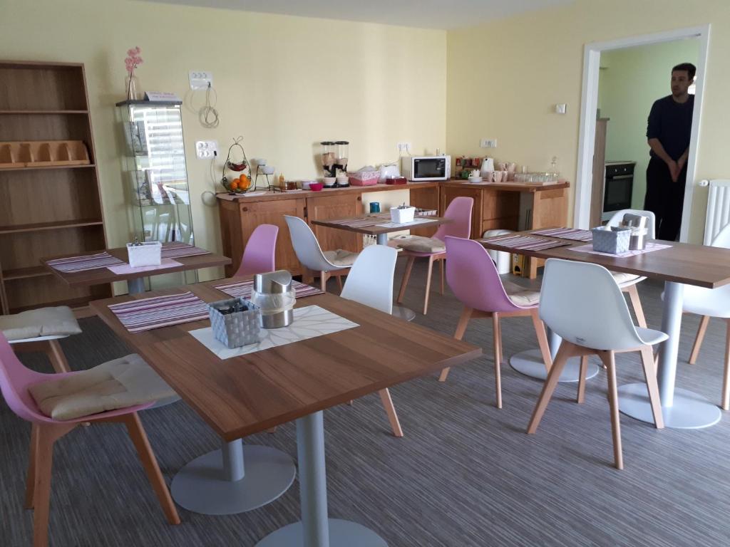 摩拉瓦托普利采塔拉旅馆的一间设有桌椅的房间,一间位于厨房的男士