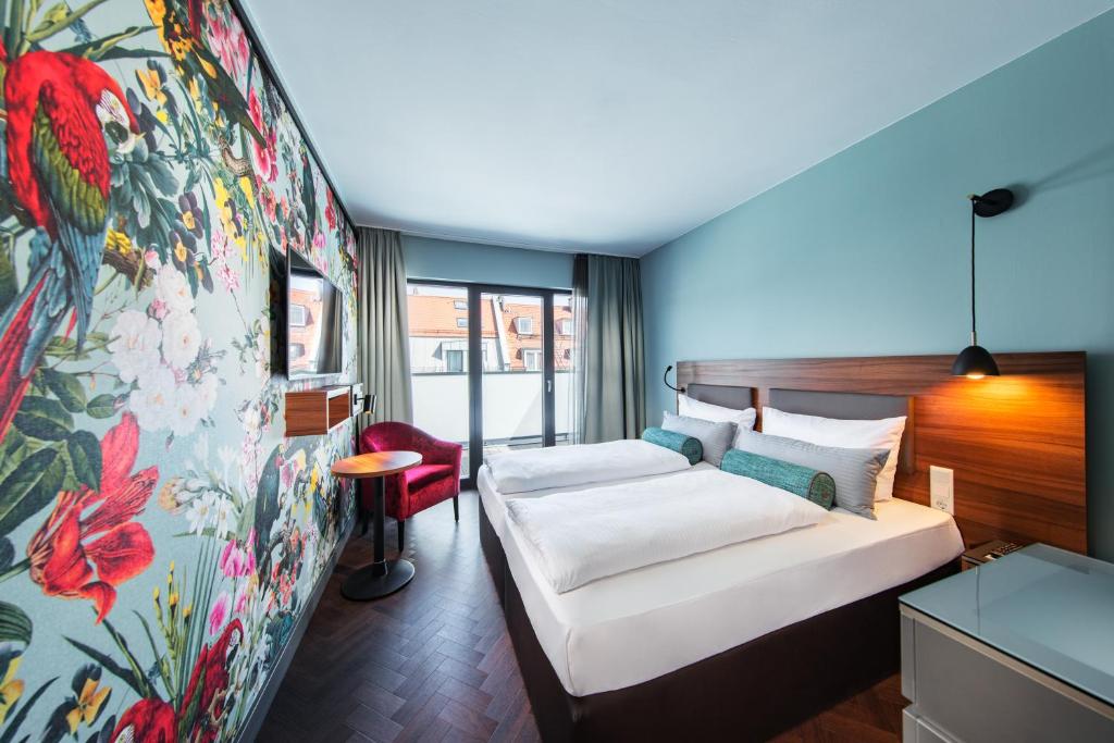 慕尼黑Maison Schiller by DesignCity Hotels的酒店客房设有两张床和花卉墙