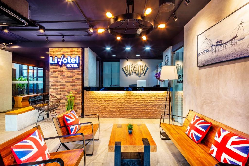暖武里府Livotel Express Hotel Bang Kruai Nonthaburi的豪华酒店的大堂配有桌椅