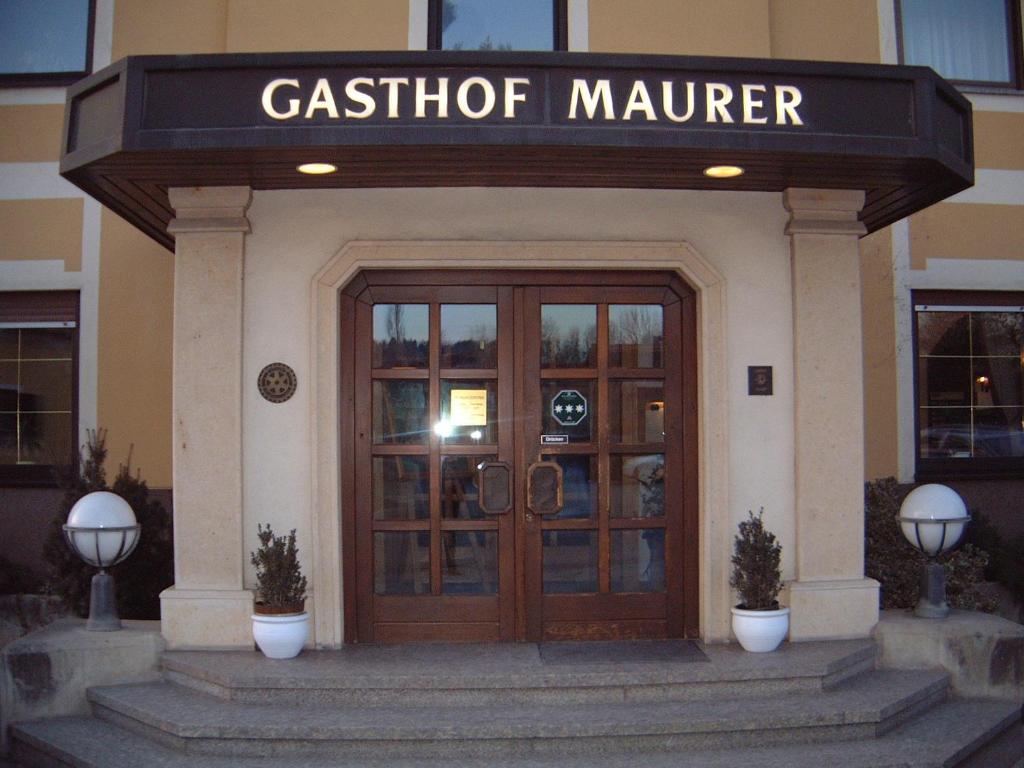 格莱斯多夫毛雷尔宾馆－维诺特克的带有门的建筑,上面标有读食堂经理的标志