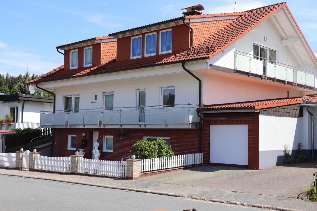 MörlenbachFerien- und Monteurwohnung Julia的白色和红色的房子,设有车库