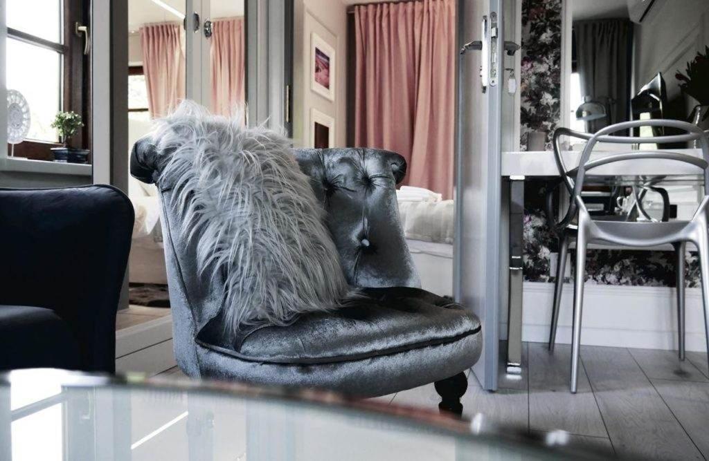 卡齐米日-多尔尼Euforia Apartamenty的狮子雕像坐在客厅的椅子上