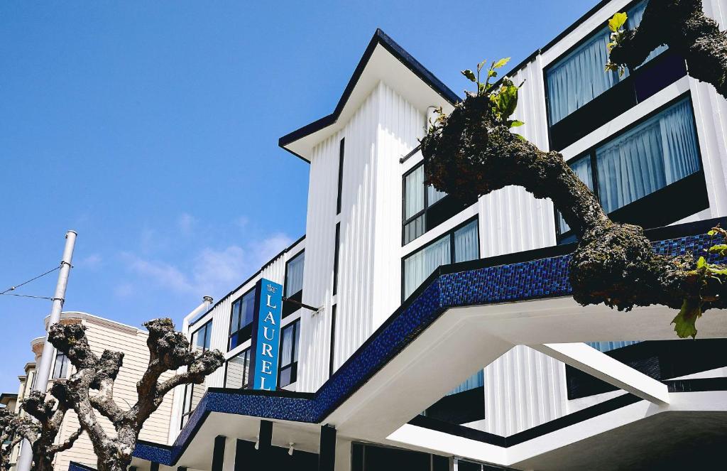 旧金山The Laurel Inn, part of JdV by Hyatt的白色的建筑,有蓝色和白色的楼梯