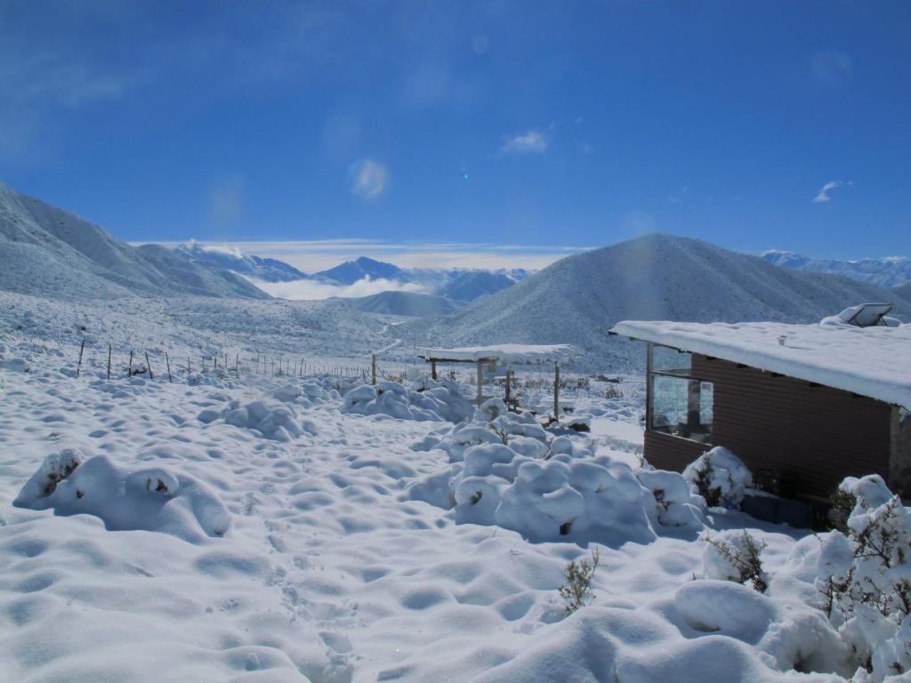 波特雷里约斯La Ramada - refugio的山地雪覆盖的房子