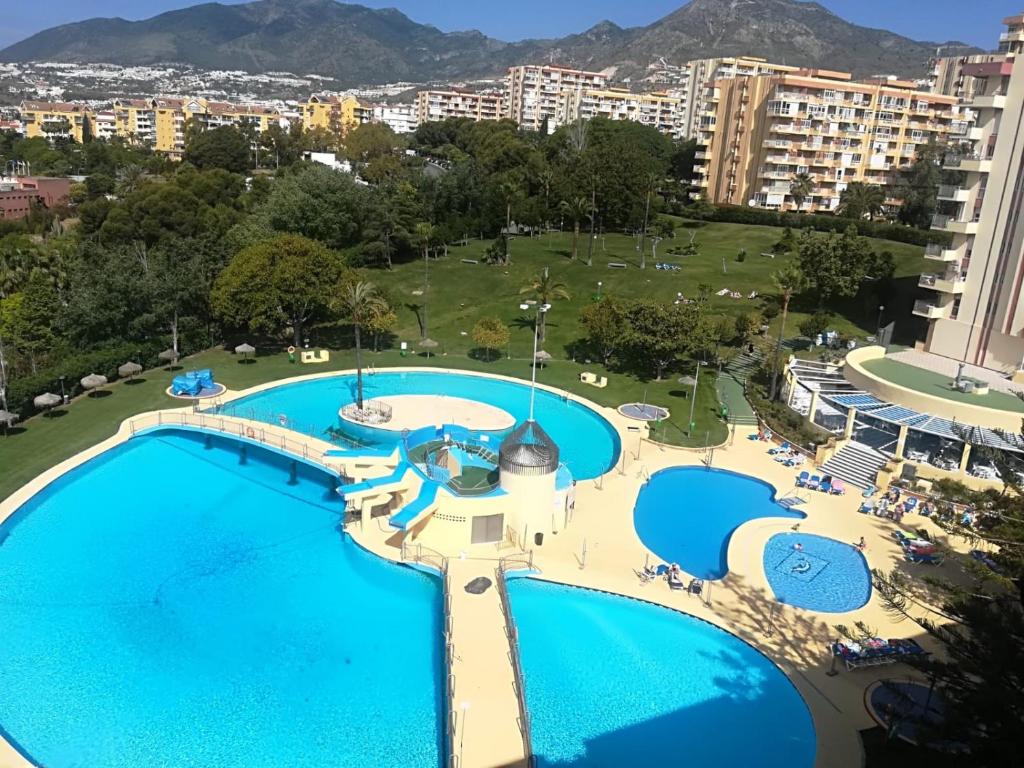 贝纳尔马德纳Luxury Apartamento Minerva Júpiter的享有度假村游泳池的景致