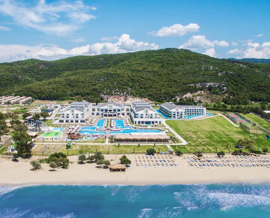 库萨达斯Korumar Ephesus Beach & Spa Resort - Ultra All Inclusive的享有度假村和海滩的空中景致