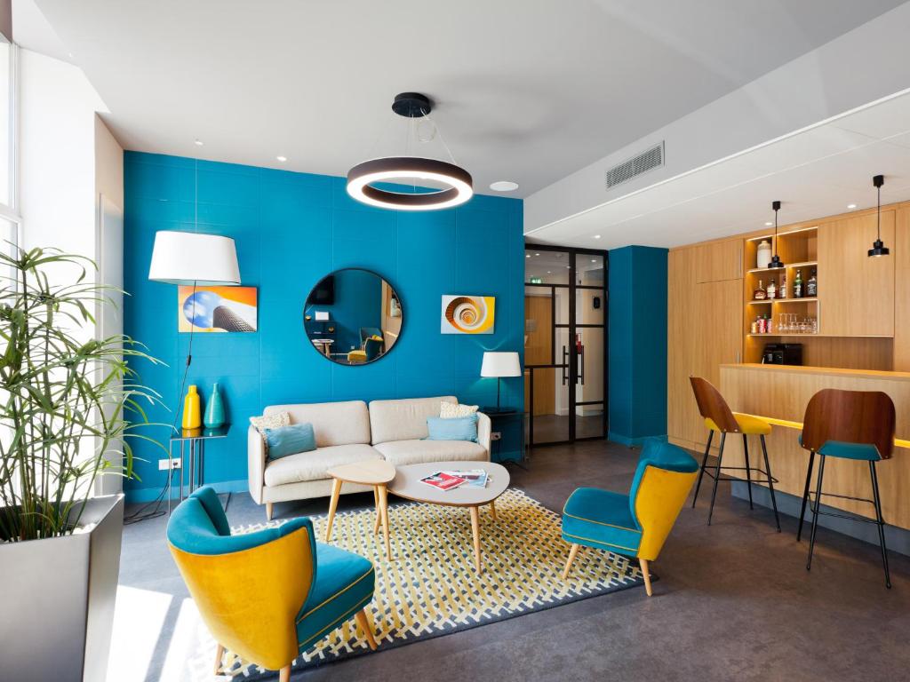 里昂德勒姆帕佩拉齐酒店的客厅拥有蓝色的墙壁和黄色的椅子
