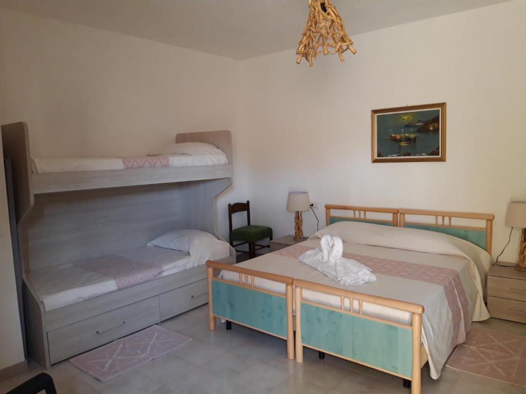 维拉西米乌斯S'Apposentu ( La Camera)的一间卧室设有两张双层床和一张桌子