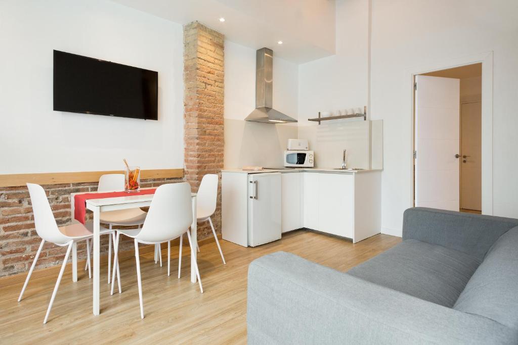 巴塞罗那奎尔公园BCN公寓的客厅配有沙发和桌椅