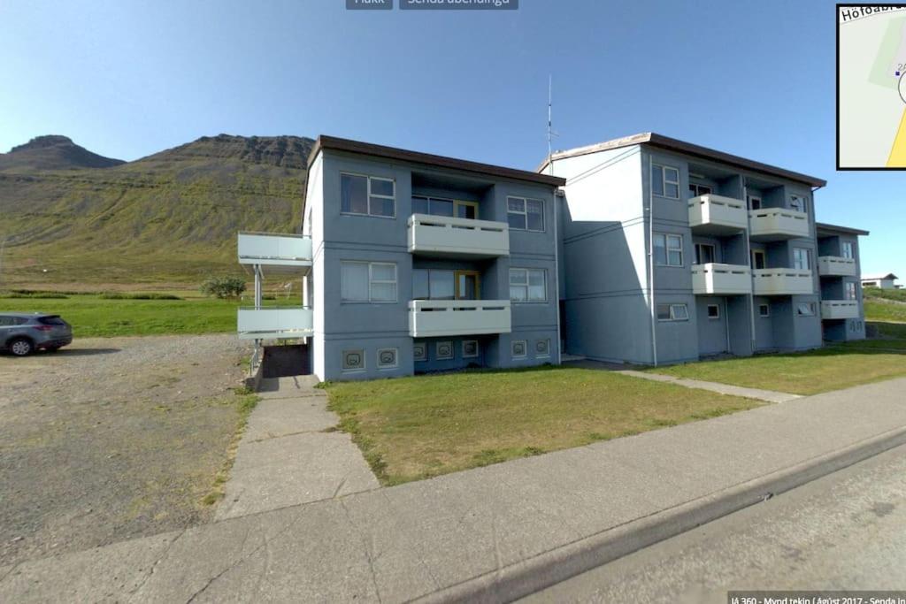 SúðavíkSúðavík apartment的公寓大楼前面设有停车位