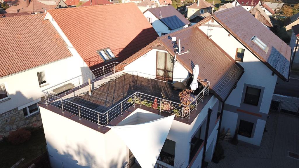 利普托斯基米库拉斯Apartmany Adavy的带阳台的房屋的顶部景致