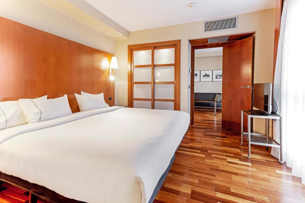 萨拉戈萨B&B HOTEL Zaragoza Los Enlaces Estación的一张大白色的床,位于酒店客房内
