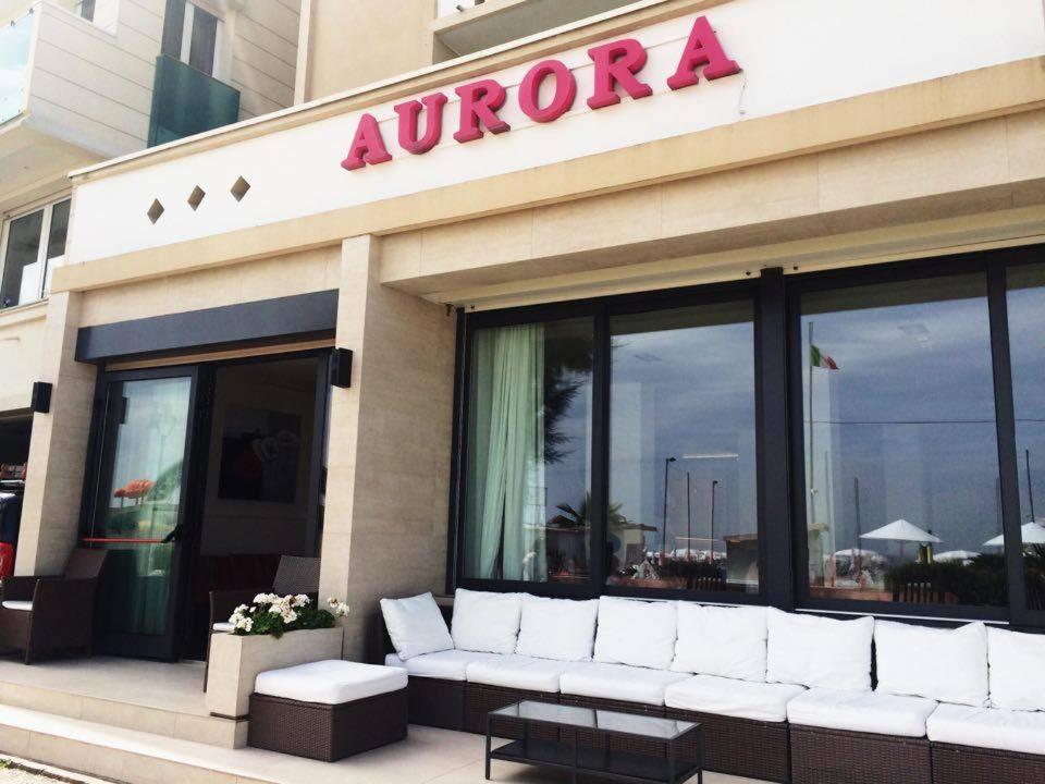 加比切马莱Hotel Aurora的一间商店,外面有一张白色沙发