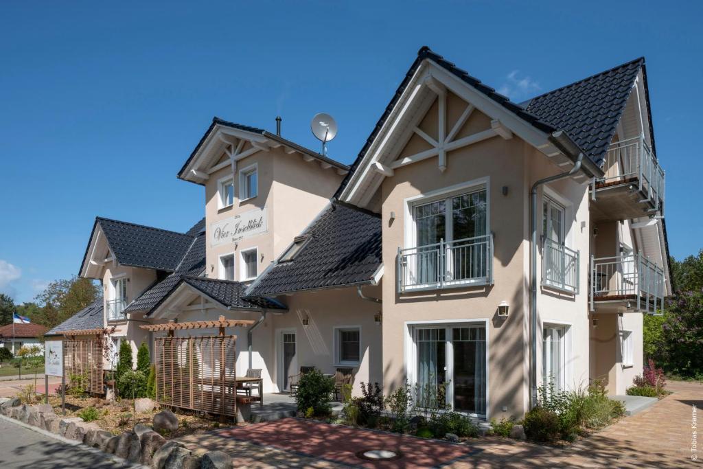 弗里斯特Villa Vier Inselblick的黑色屋顶的大型白色房屋