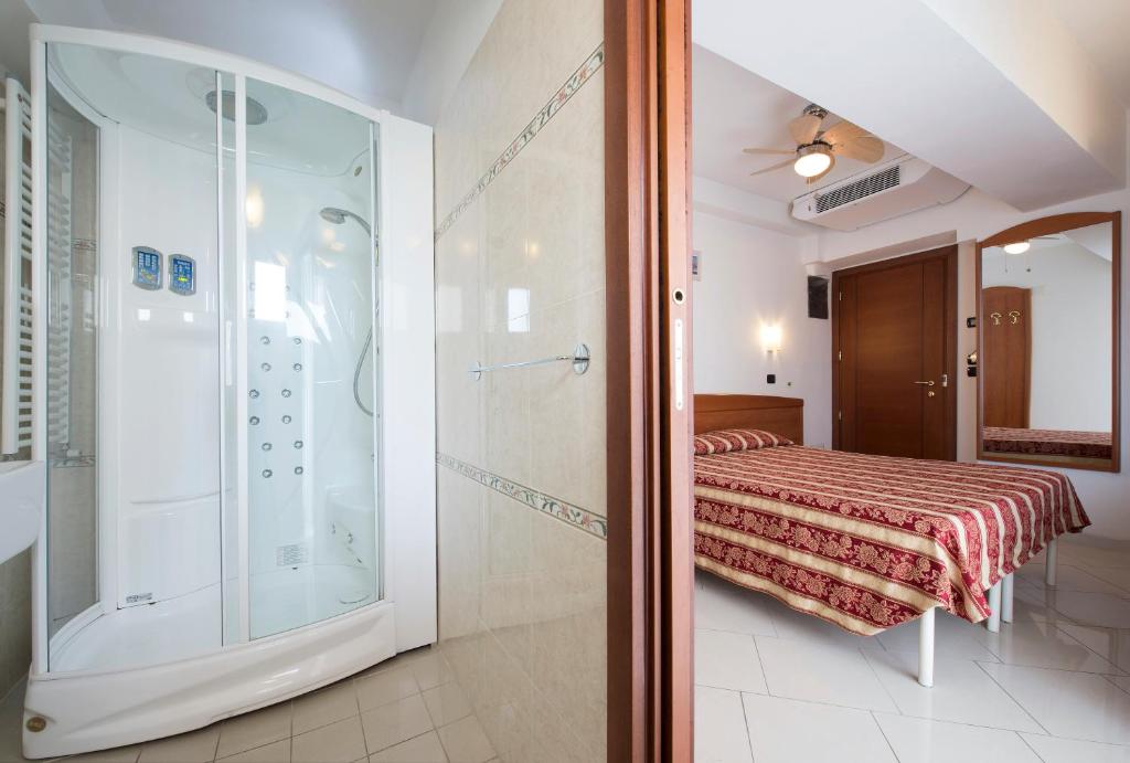 Hotel Villa Linda - Family Hotel - Nuova Costruzione Antisismica的一间浴室