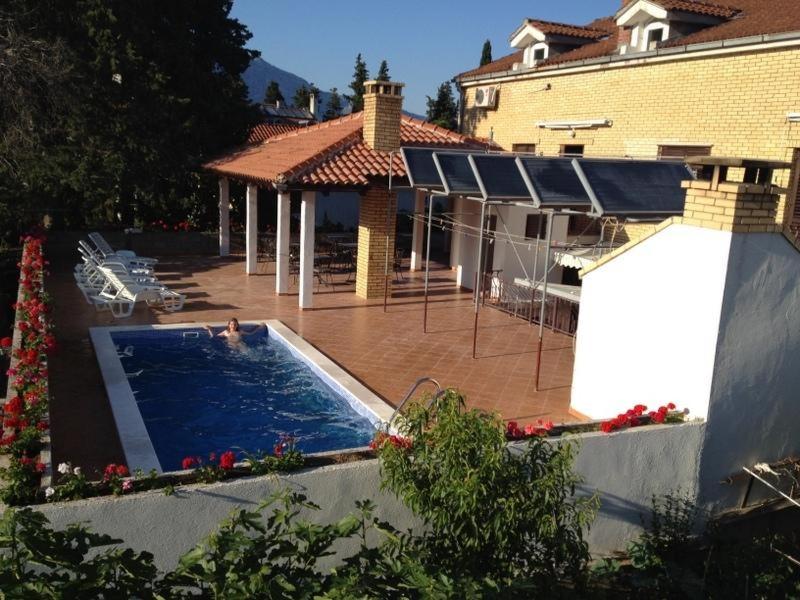 科尔丘拉Korcula Apartments Iliskovic的一座房子后院的游泳池