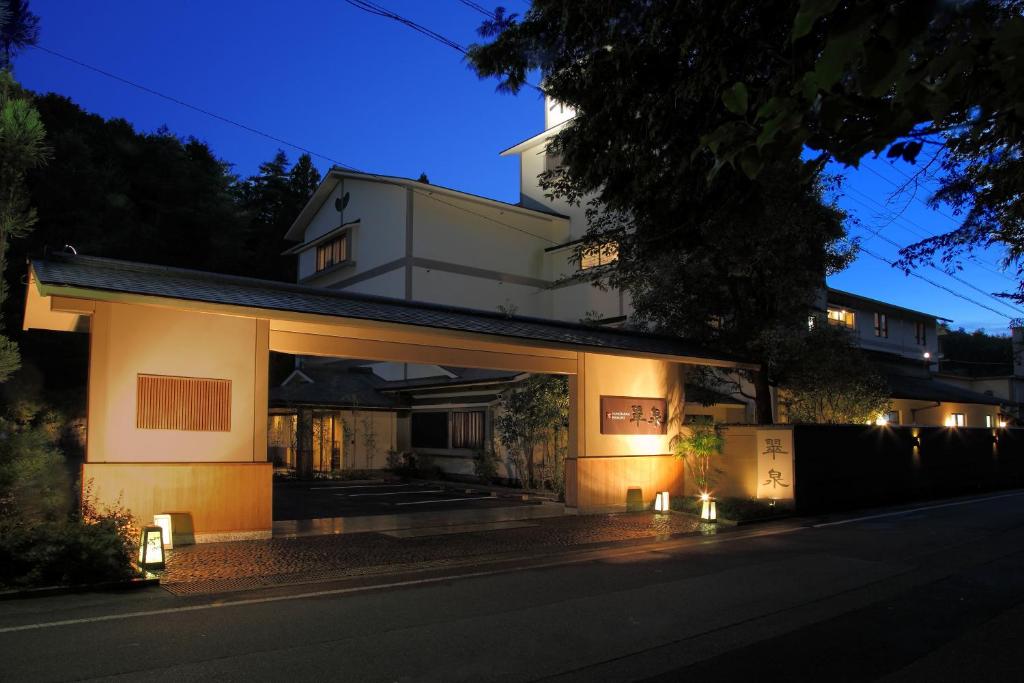 龟冈京汤之花翠泉日式旅馆的街道边有灯的房子
