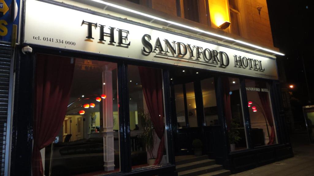 格拉斯哥Sandyford Hotel的大楼三明治酒店的标志