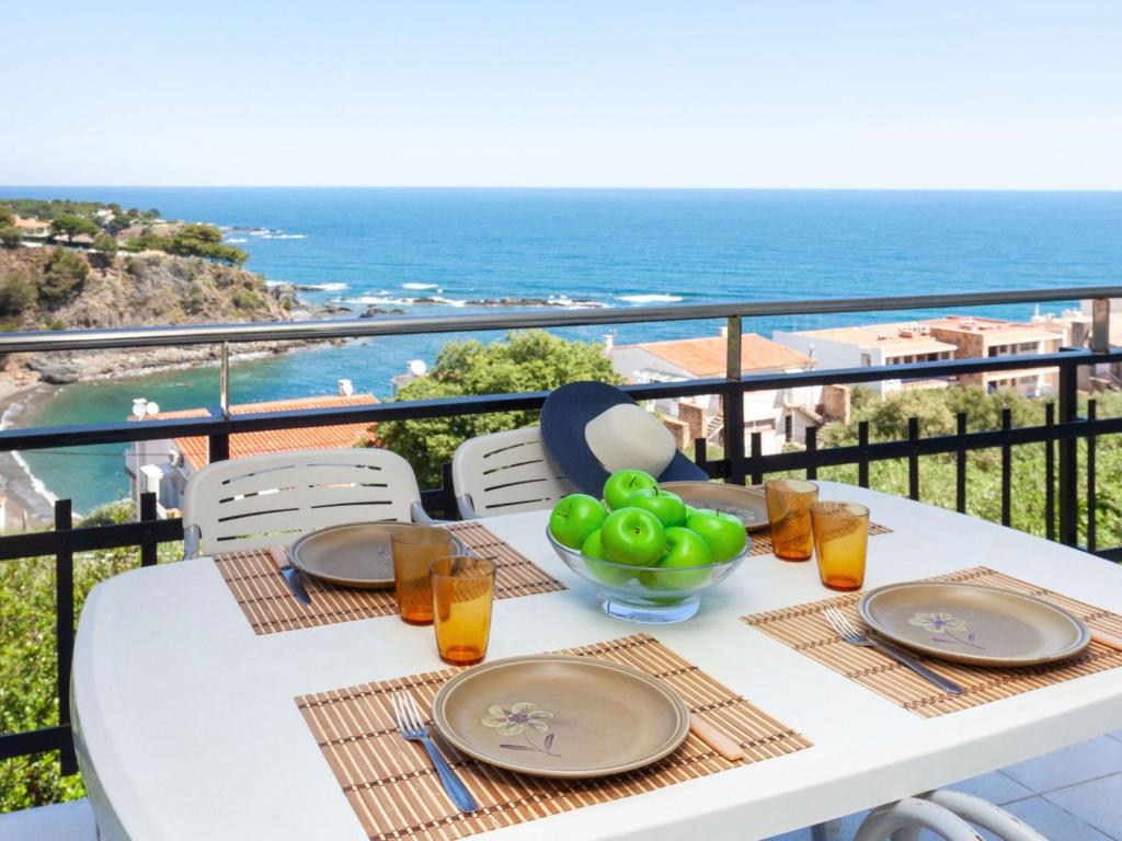 兰卡Apartment Les Oranetes by Interhome的阳台上的白色桌子和一碗水果