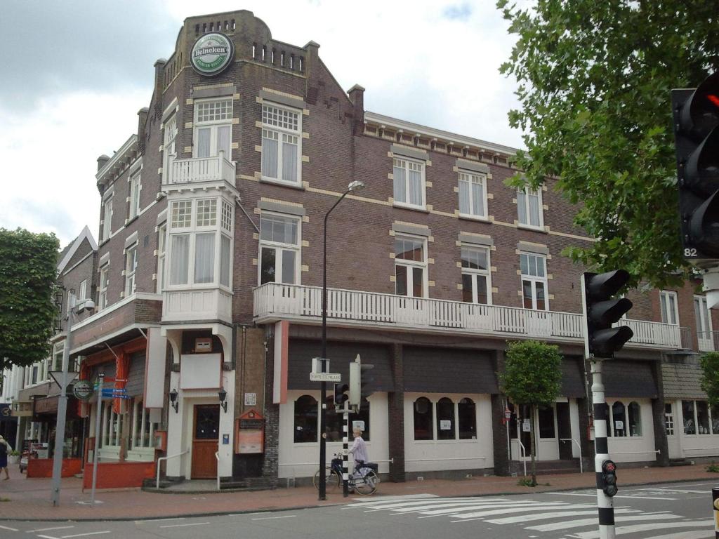 宰斯特CoronaZeist-Utrecht NL的一座大型砖砌建筑,上面有钟