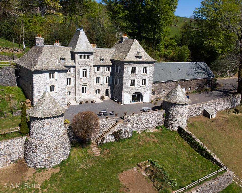 Curières普埃克住宿加早餐旅馆的城堡的空中景观,设有石墙