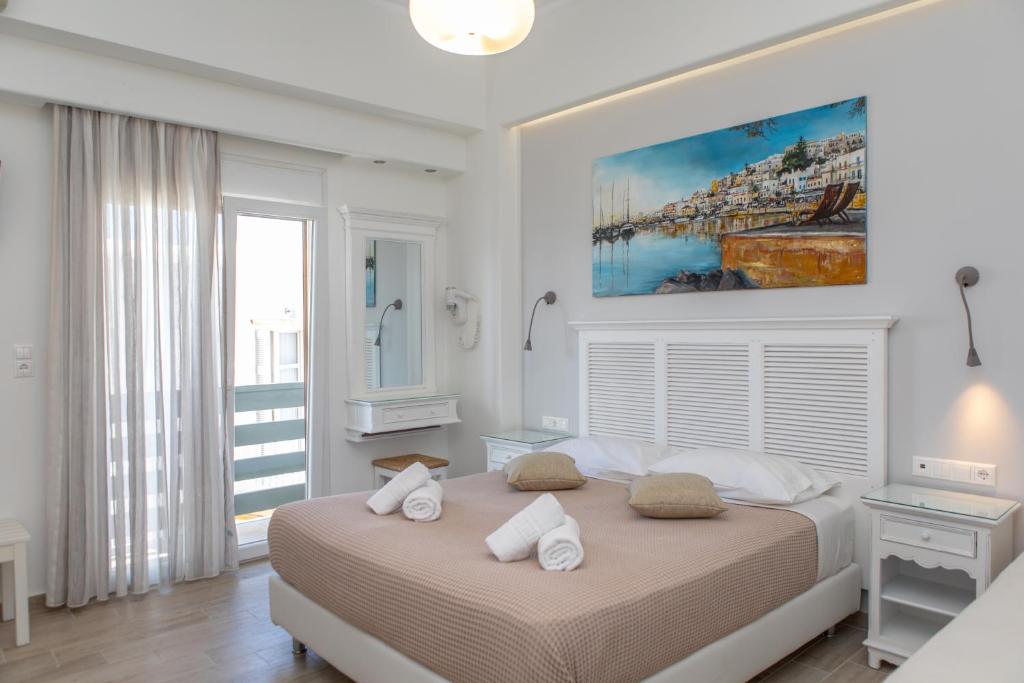 纳克索乔拉Naxos Illusion Nikos Verikokos的白色卧室配有一张带两个枕头的大床