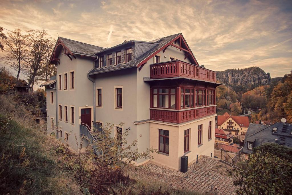 库洛特拉森Villa Richter的山顶上一座白色的大房子