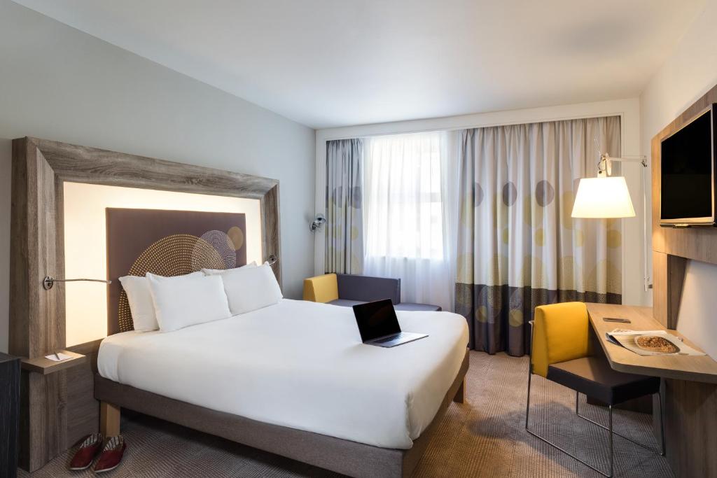 伊普斯威奇诺富特伊普斯威奇中心酒店的酒店客房,配有一张带笔记本电脑的床