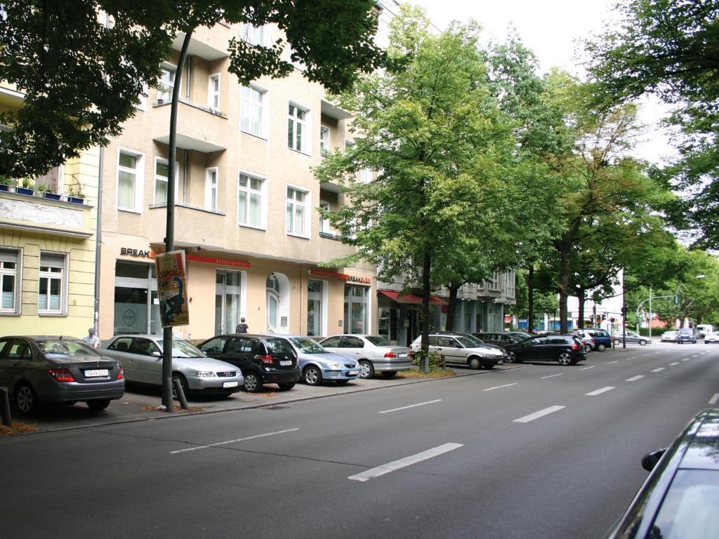柏林Planet Berlin City Apartments的路边有汽车的街道