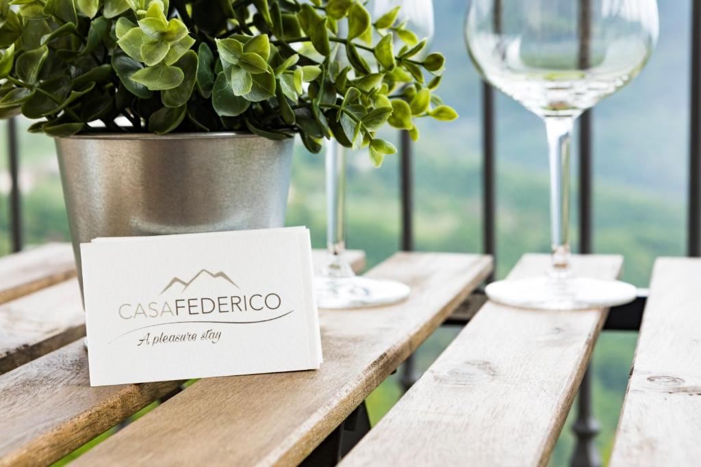 特雷莫西内Casa Federico的一张桌子,上面放着盆子和酒杯