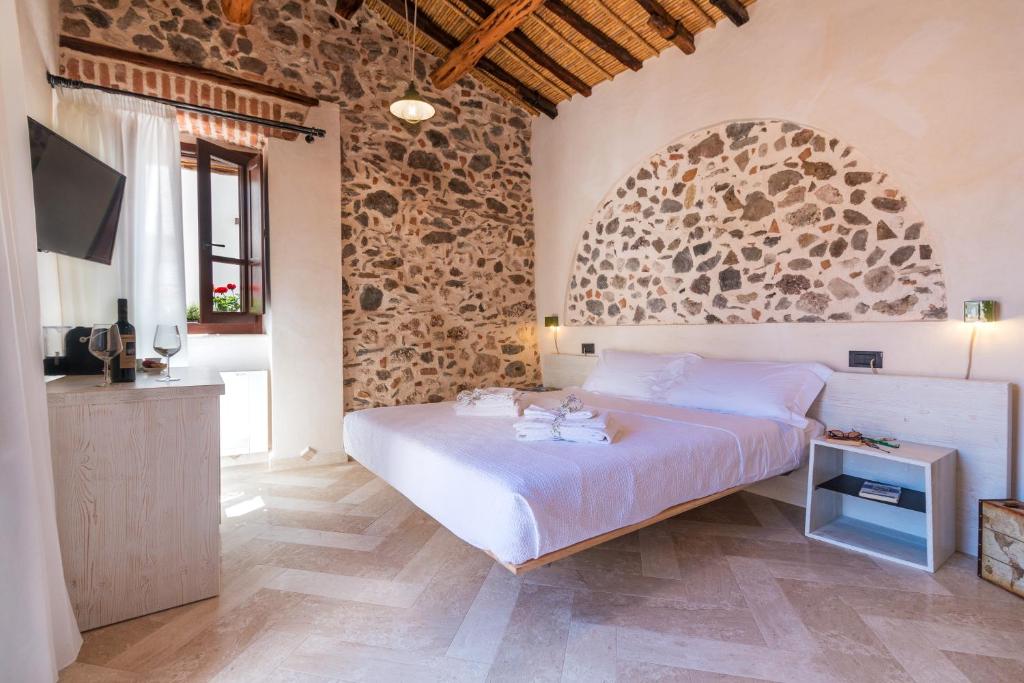 奥罗塞伊Domo Pro Vois的一间卧室设有一张大床和石墙