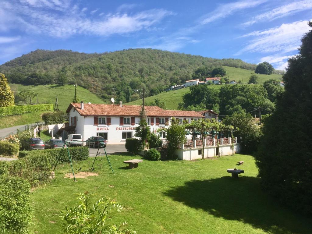 圣艾蒂安德拜戈里玛尼可热尼雅旅馆的山丘上带草地的房屋
