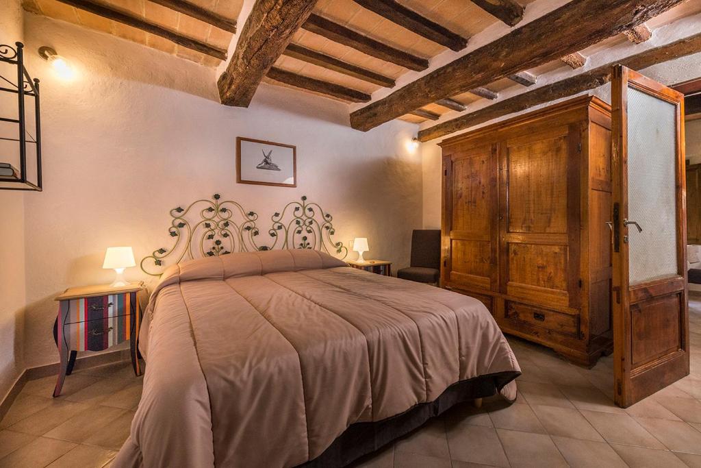 圣焦万尼达索Ca' Montalcino的一间卧室,卧室内配有一张大床
