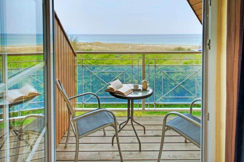 格拉尔-米里茨杜奈海景酒店的阳台配有桌椅,享有海景。