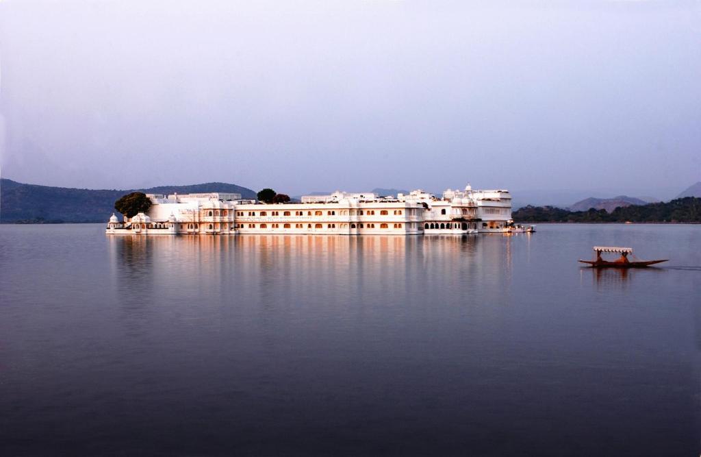 乌代浦Taj Lake Palace Udaipur的水体中间的大建筑