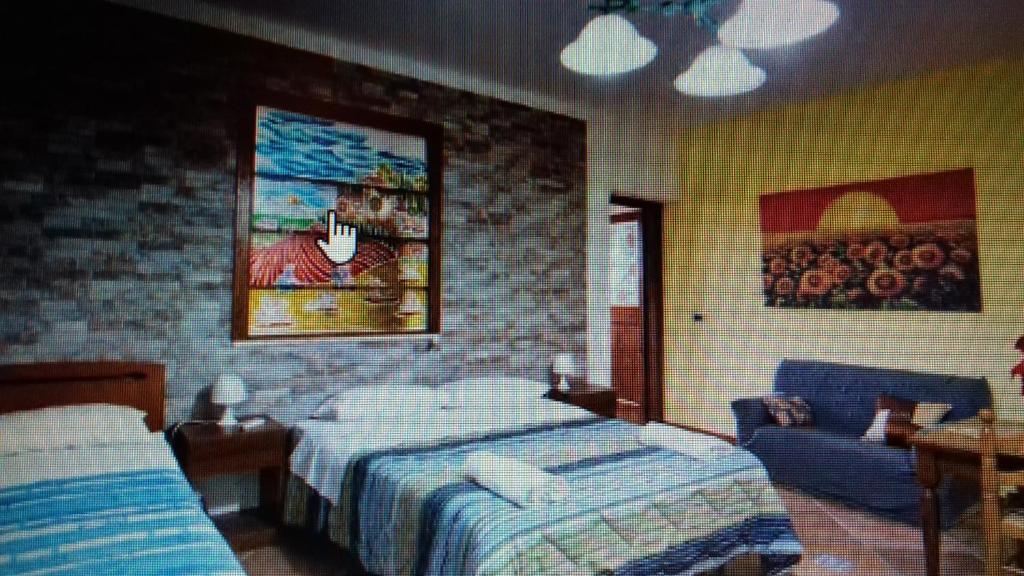 泰拉西尼Girasole的一间卧室配有一张床、一张桌子和一张沙发