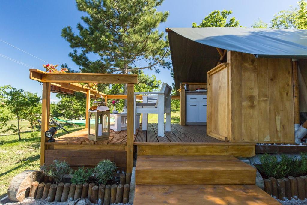 拉宾Kamp Romantik - glamping的木甲板上设有凉亭