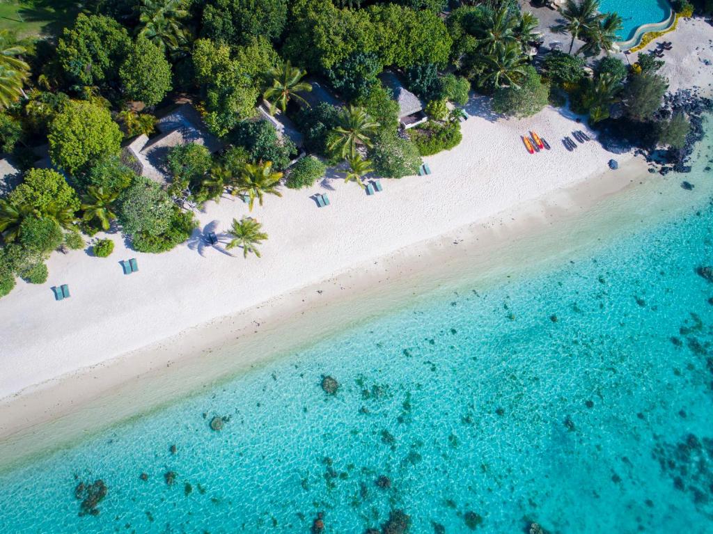 阿鲁坦加Pacific Resort Aitutaki - Adults Only的海滩上方的椅子和大海美景