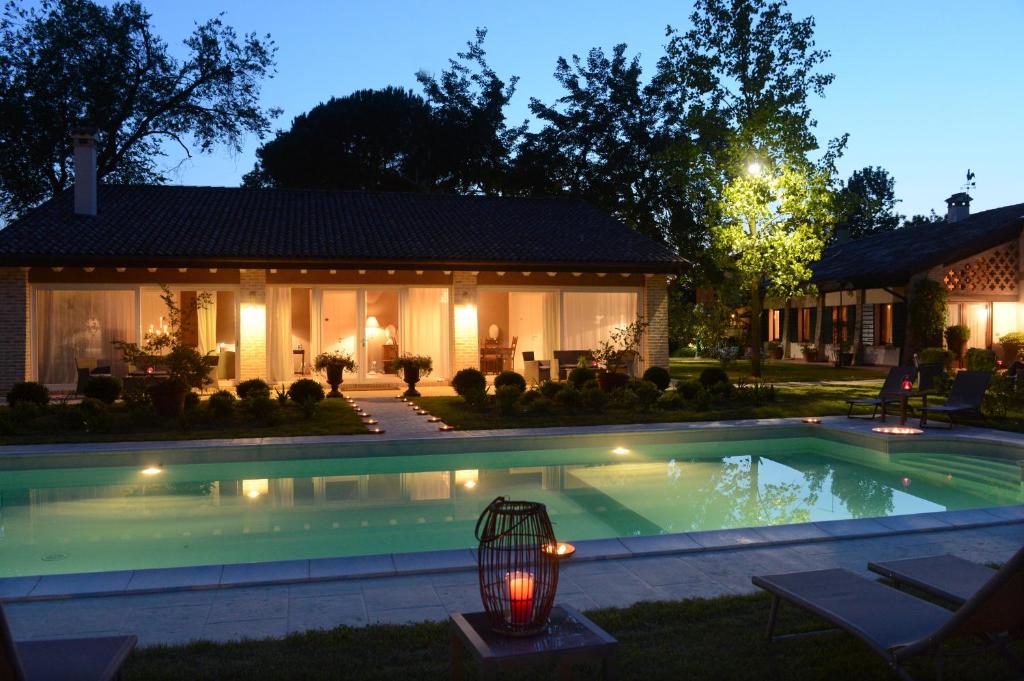 圣埃琳娜-迪西利亚卡萨迪德里亚迷人乡舍住宿加早餐酒店的夜间在房子前面的游泳池