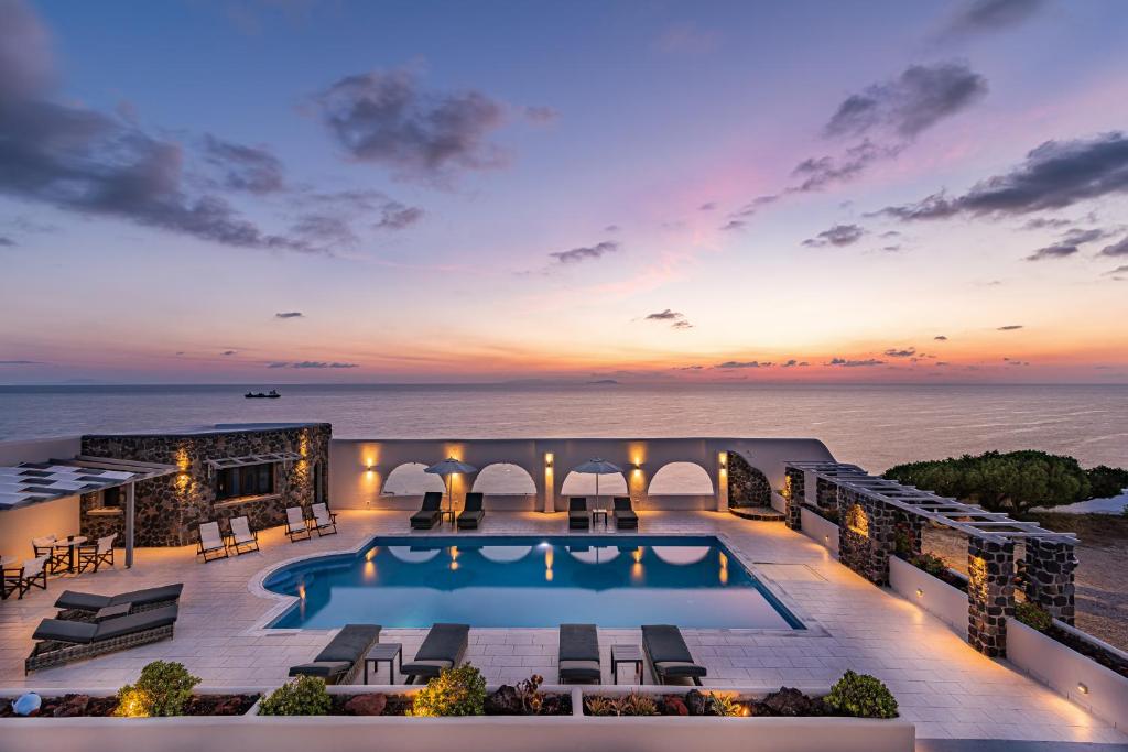 易莫洛林阿基亚艾里尼酒店的享有带游泳池和海洋的度假村的空中景致