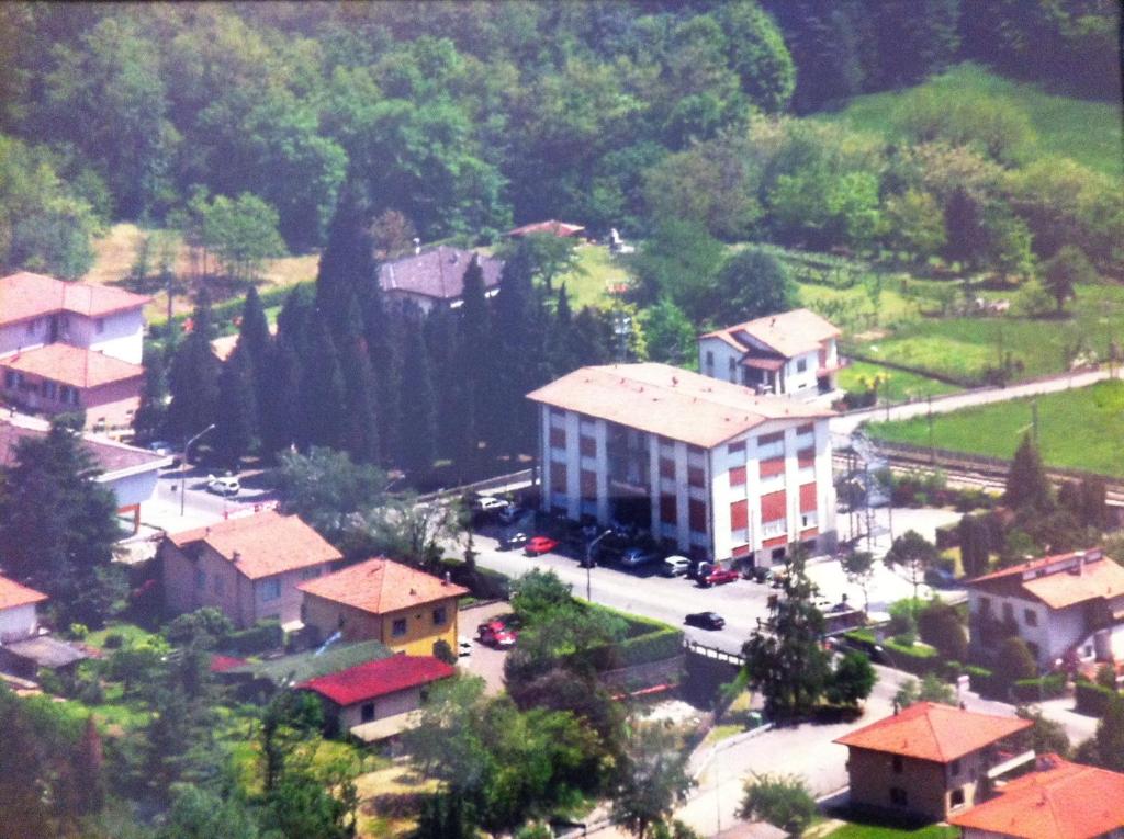 Cittiglio奥贝格克里斯塔洛酒店的山中小镇的壮丽景色