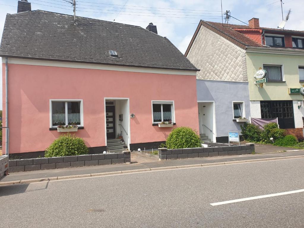 瓦登穆勒公寓的街道边的粉红色房子