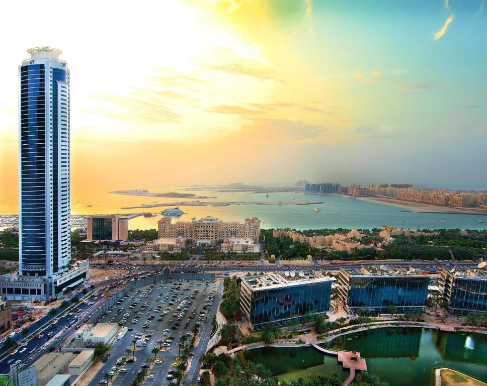 迪拜塔马尼码头酒店及公寓的城市天际线,高楼和停车场