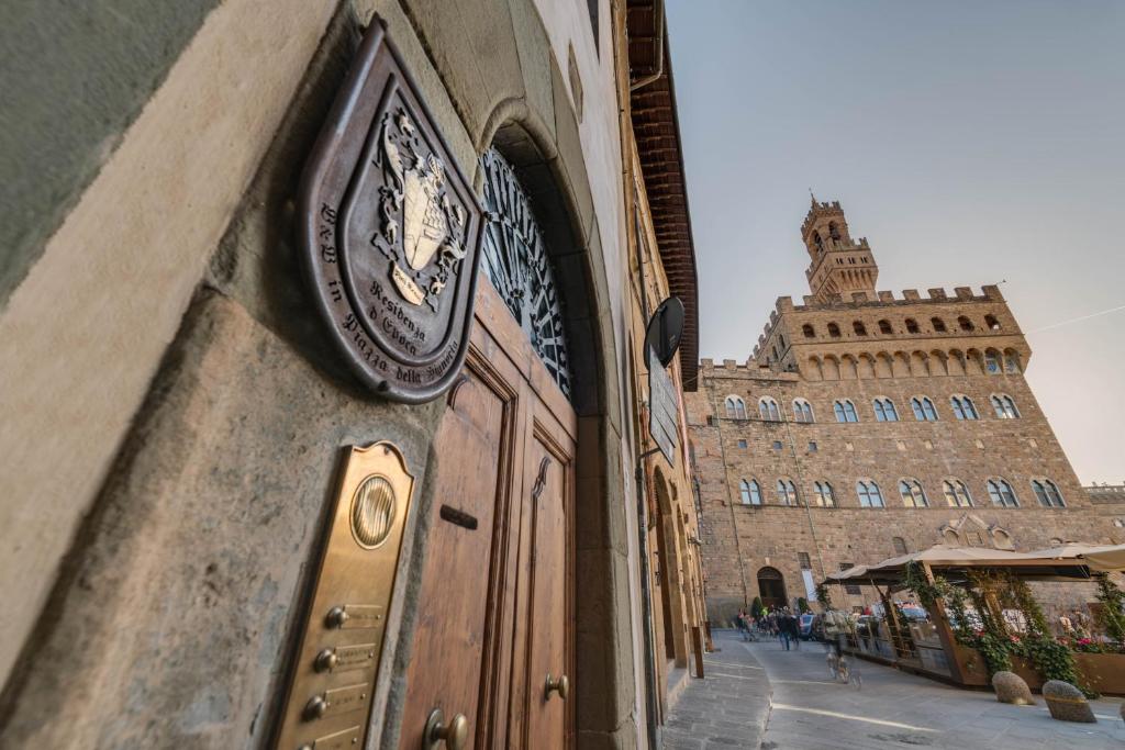 佛罗伦萨执政团广场德埃博卡居所酒店的建筑物一侧的钟