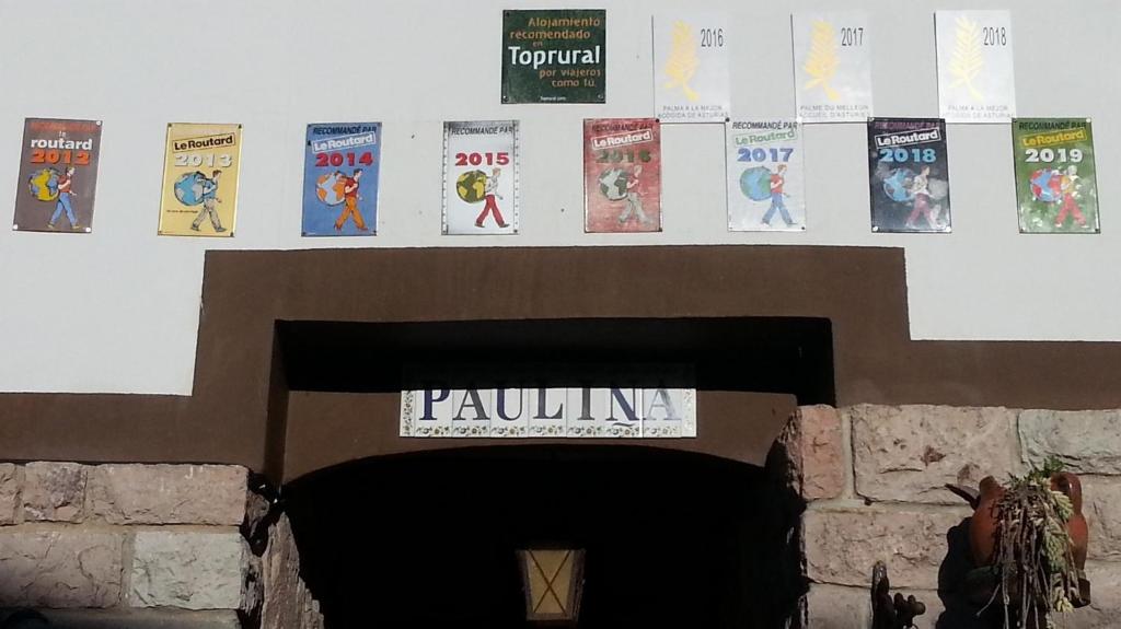 克尤Pension Paulina的壁炉上方墙上的书展