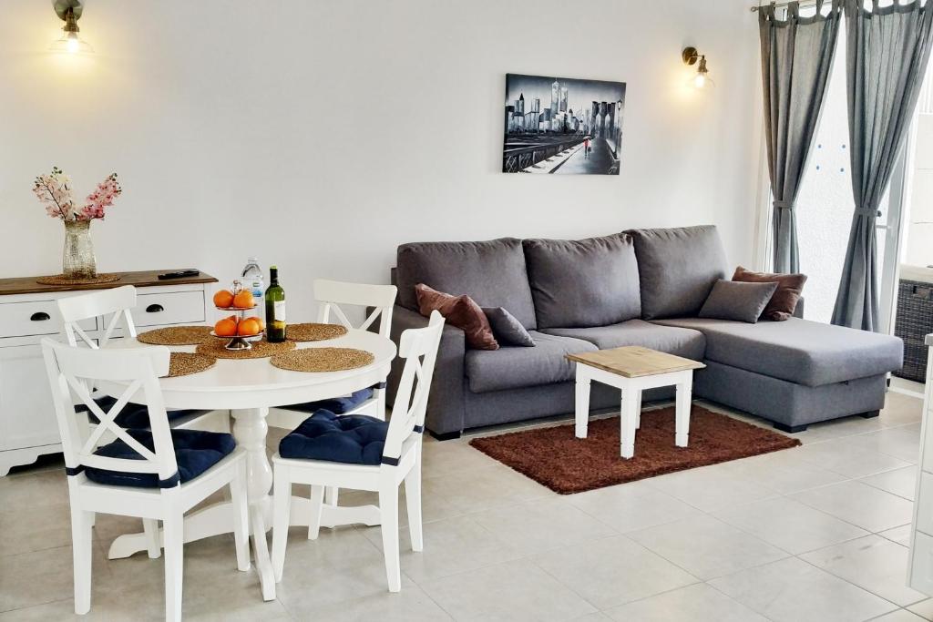 阿罗纳Ocean sound的客厅配有沙发和桌椅