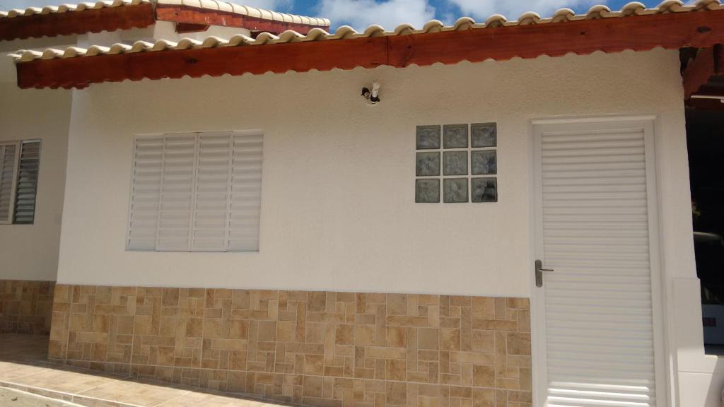 玛丽亚达费Recanto das Videiras的白色的房子,有窗户和门