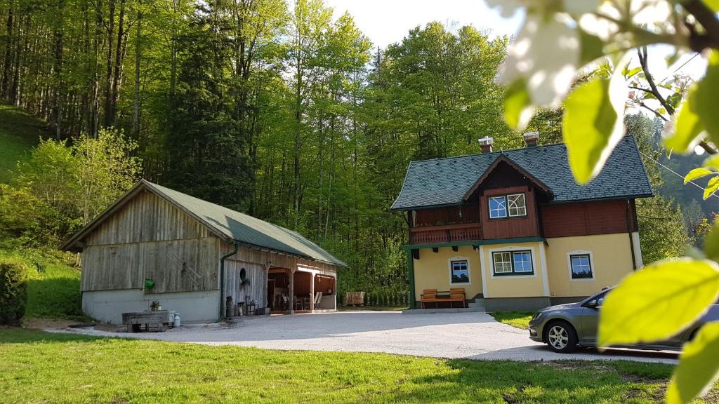 LandlFerienhaus Schlossblick的前面有停车位的谷仓